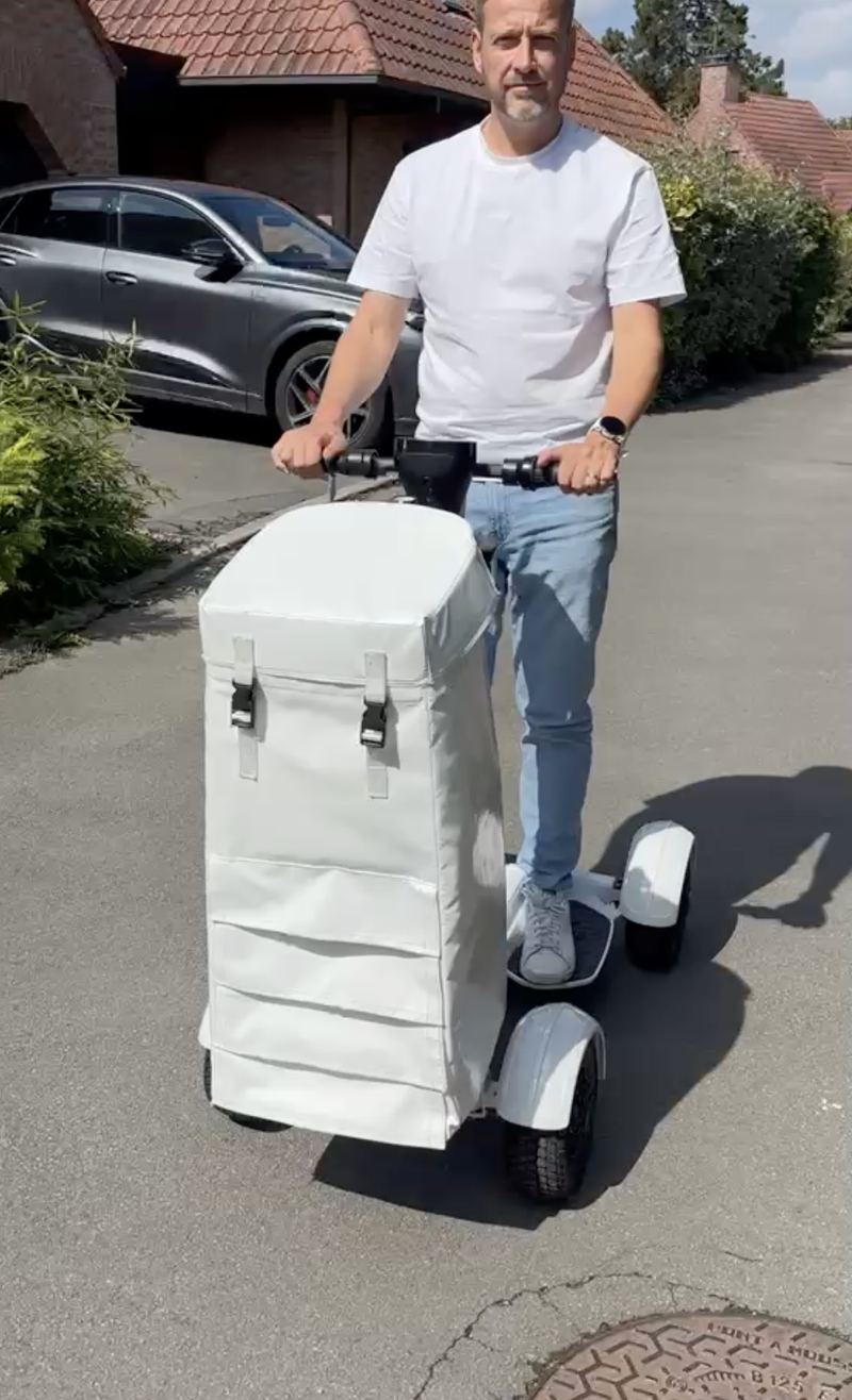 Trottinette TS Mobility équipée d'un sac blanc de rangement pour le ménage