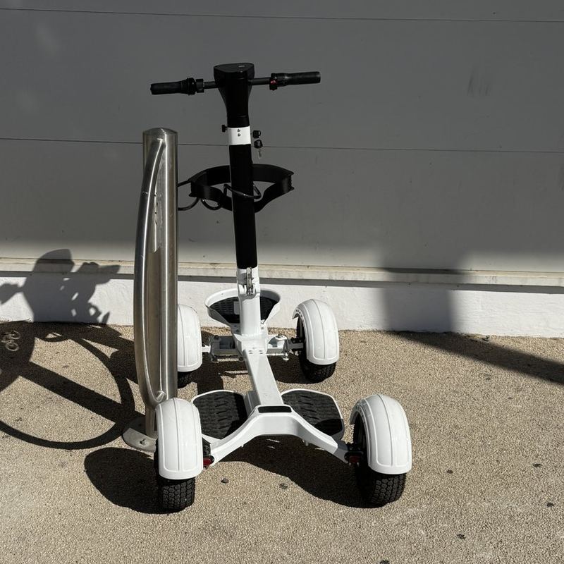 Trottinette TS Mobility stationnée contre un mur, format compact